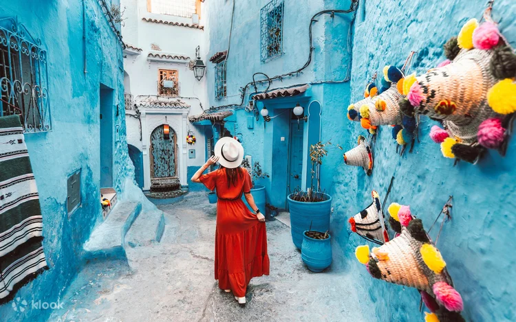 Vue panoramique de la médina bleue de Chefchaouen avec les montagnes du Rif, idéale pour un voyage depuis Rabat