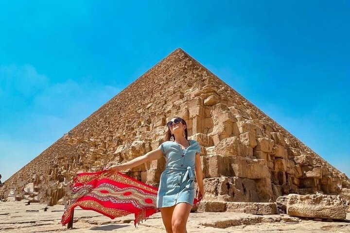 Vue panoramique des pyramides de Gizeh au coucher de soleil avec départ depuis Casablanca