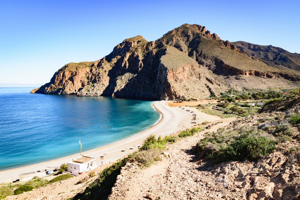 Vue panoramique de Chefchaouen au coucher du soleil, idéale pour illustrer un voyage organisé dans le Nord du Maroc depuis Casablanca
