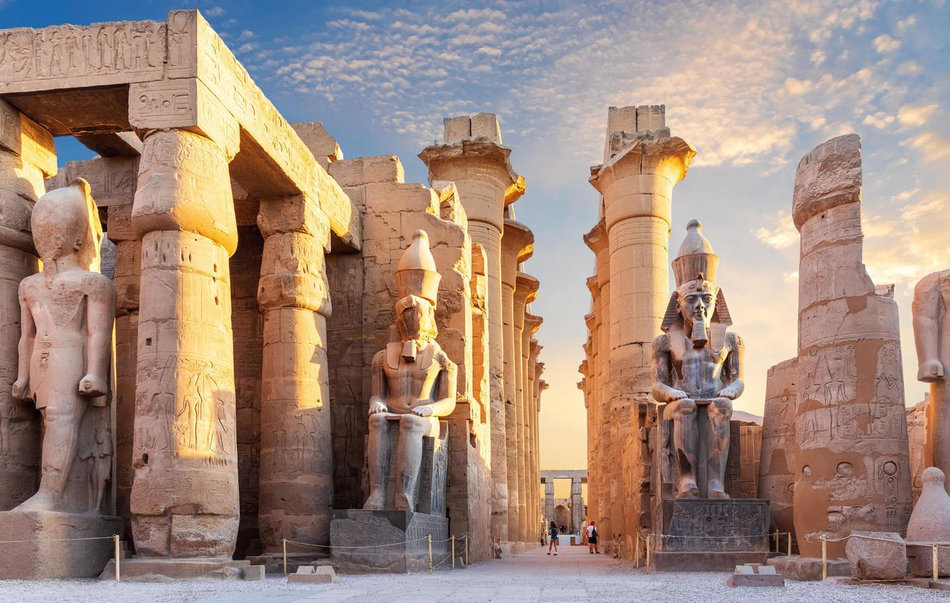 Vue des pyramides de Gizeh sous un ciel bleu, idéale pour illustrer un voyage organisé en Égypte au départ de Rabat