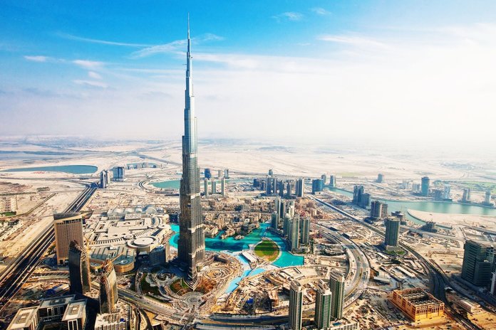 Vue panoramique sur Dubaï au coucher du soleil avec le Burj Khalifa, parfaite pour un voyage organisé depuis Casablanca