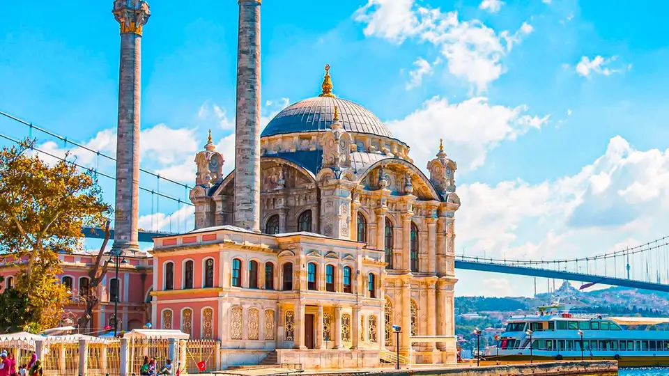 Vue panoramique sur Istanbul avec la Mosquée Bleue au coucher de soleil, idéale pour un voyage depuis Casablanca