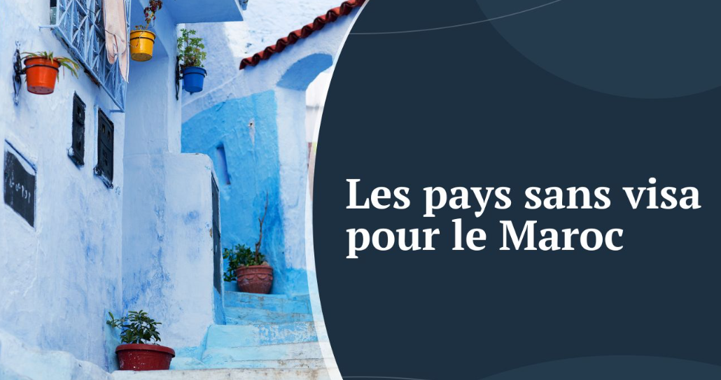 Jeune voyageur marocain contemplant une plage exotique lors d’un voyage sans visa