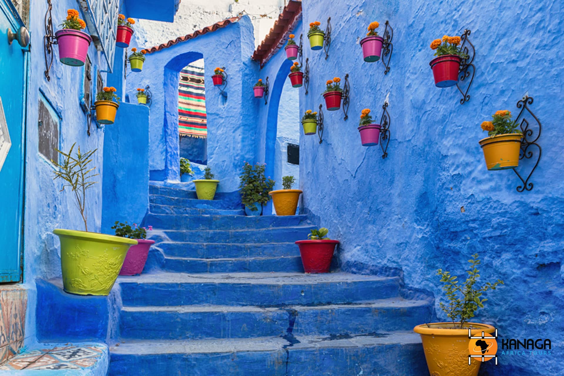 Vue panoramique de Chefchaouen, la ville bleue du Maroc, avec les montagnes du Rif en fond, idéale pour un voyage depuis Casablanca
